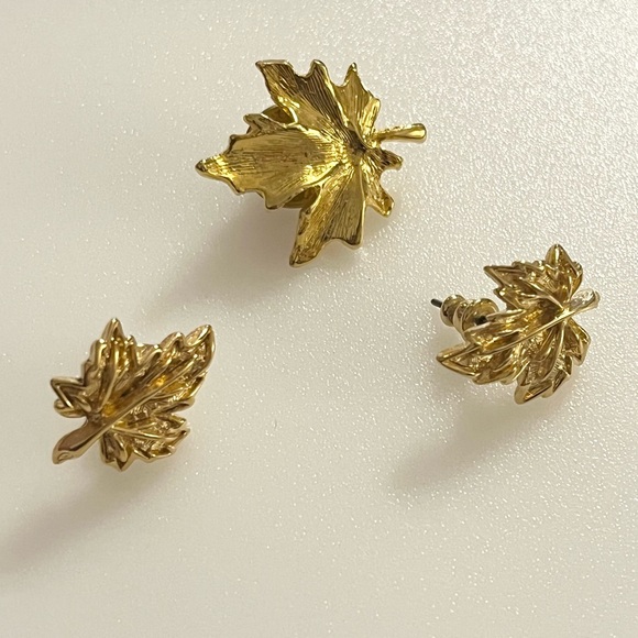 Vintage Gold Tone Maple Leaf Earrings and Matching Lapel Pin - Picture 16 of 16